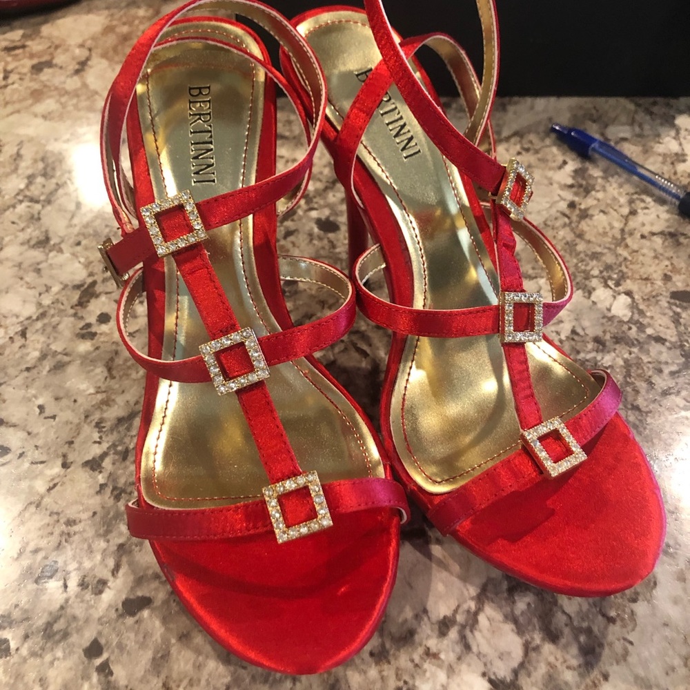 Ladies red 3 inch heels . Only worn one time . I’m new condition. Size 7.5